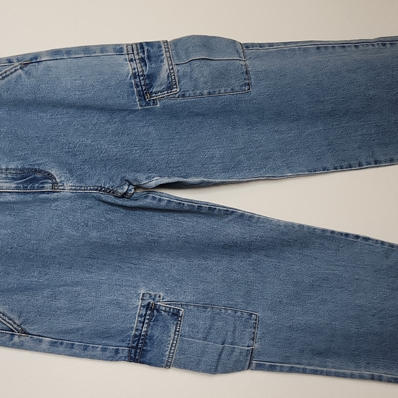 Forever 21 Wide-Leg Cargo Jeans - Picture 4 of 12
